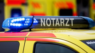 Ein Notarztwagen mit Blaulicht.