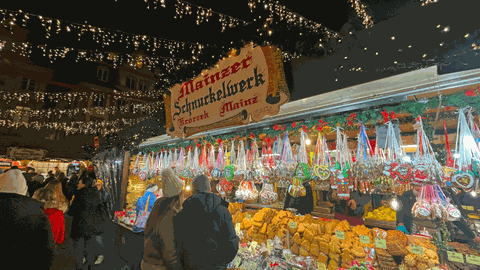 Auch auf dem Weihnachtsmarkt in Mainz gibt es Stände an denen Lebkuchen, Plätzchen und Mandeln verkauft werden. 