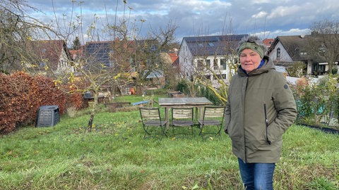 Steffi Schütz steht in Mainz-Ebersheim in ihrem Garten, wo 2009 Wasser und Schlamm hindurch in den Keller flossen.