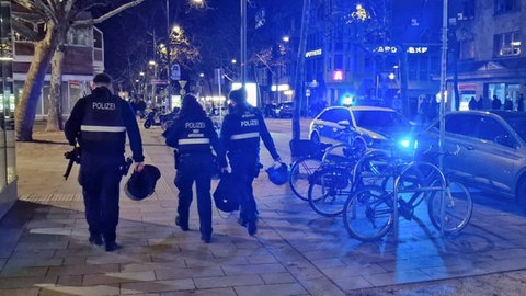 Ein Großaufgebot der Polizei in der Mainzer Innenstadt: Ein Mann hatte mit eine Softair-Waffe aus dem Fenster auf Passanten geschossen. 