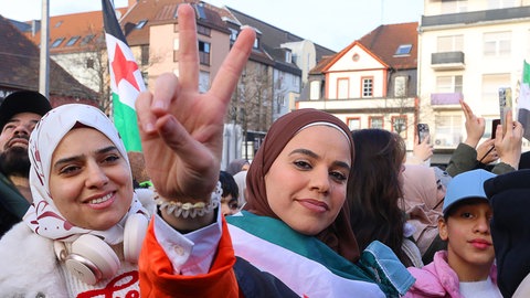Syrer feiern nach dem Sturz des syrischen Machthabers al-Assad.