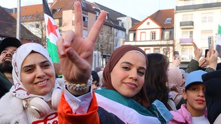 Syrer feiern nach dem Sturz des syrischen Machthabers al-Assad.