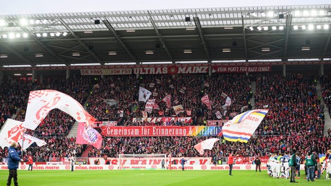 Logo in der Fankurwe in der MEWA-Arena " Gemeinsam fuer Erinnerung und Vielfalt". Mainz 05 erinnert an den Holocaust-Gedenktag. Organisiert von der Initiative "!NieWieder". 