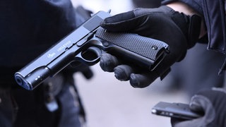 Jugendlicher hantiert mit einer Softairwaffe. (Symbolbild)