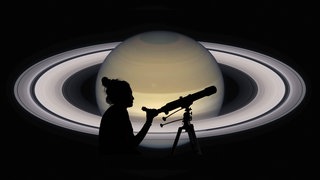 Ein Mädchen betrachtet die Sterne mit einem Teleskop. Im Hintergrund sieht man den Saturn. Dieses Element wurde der Bildagentur IMAGO von der NASA für die Collage zur Verfügung gestellt. 