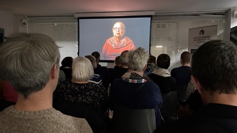 Die Holocaust-Überlebende Aviva Goldschmidt erzählt auf Veranstaltungen ihre Lebensgeschichte. Im Mainzer Haus des Erinnerns wurde ein Interview mit ihr aus einem ZDF-Filmprojekt gezeigt.