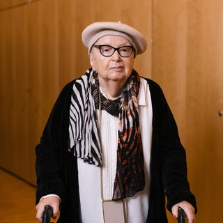 Die Holocaust-Überlebende Aviva Goldschmidt erzählt jüngeren Generationen von ihren Erlebnissen, wie hier bei einer Veranstaltung im November 2024 in Frankfurt.