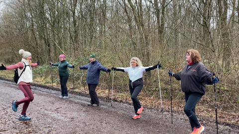 Die ehemalige Stabhochspringerin Carolin Hingst leitet eine Gruppe von Frauen beim Nordic Walking im Ober-Olmer Wald an