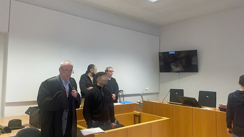 Die beiden Angeklagten vor Gericht: Schlüsseldienst-Mitarbeiter sollen Frau in Mainz entführt und bedroht haben 