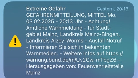 Eine Warnmeldung auf einem Smartphone | Die Feuerwehr Mainz hat nach einem Ausfall der Notrufnummer 112 über verschiedene mobile Ausspielwege eine Warmeldung verschickt
