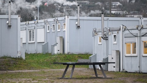 Wohncontainer für Migranten stehen auf einem Gelände (Symbolbild).