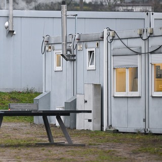 Wohncontainer für Migranten stehen auf einem Gelände (Symbolbild).
