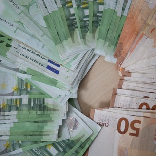 Auf einem Tisch liegen falsche 50- und 100-Euro-Scheine. 20.000 Euro Falschgeld hat jetzt die Polizei u.a. in Bad Kreuznach gefunden.