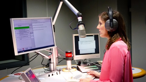 Redakteurin Vanessa Siemers steht im SWR-Funkhaus in Mainz im Nachrichtenstudio und präsentiert die Regionalnachrichten für SWR4 Rheinland-Pfalz. Sie laufen von 6:30 Uhr bis 17:30 Uhr (Montag bis Freitag). 