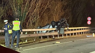 Das Auto hat sich überschlagen und liegt hinter der Leitplanke der A643 auf Höhe des Autobahndreiecks Mainz. Ein Mensch kam ums Leben. 