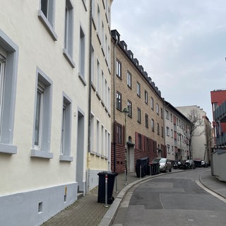 Eine Straße mit altem Wohnbestand in der Mainzer Altstadt. Hier könnte die Milieuschutzsatzung gelten.