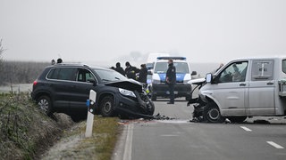 Zwei Autos sind zwischen Worms und Westhofen frontal zusammengstoßen.