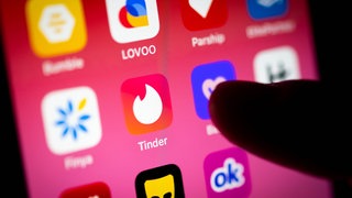 Ein Handy-Display mit mehreren Dating-Apps.
