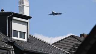 Flugzeug im Landeanflug auf den Frankfurter Flughafen
