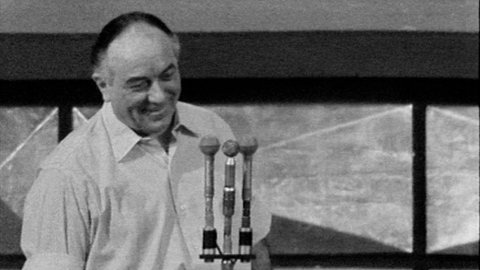 Der unvergessene Ernst Neger bei seinem legendären Auftritt im Jahr 1967. Mit seiner Version des Liedes "Heile, Heile Gänsje" hat er die Zuschauer im Saal und auch zuhause an den Bildschirmen zu Tränen gerührt.