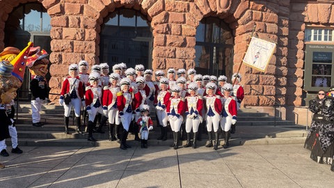 Das Mainzer Amazonen Corps vor dem Staatstheater. Immer mehr Frauen sind inzwischen in Mainz bei der Fastnacht aktiv.