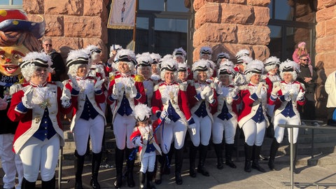 Das Mainzer Amazonen Corps vor dem Staatstheater. Immer mehr Frauen sind inzwischen in Mainz bei der Fastnacht aktiv