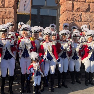 Das Mainzer Amazonen Corps vor dem Staatstheater. Immer mehr Frauen sind inzwischen in Mainz bei der Fastnacht aktiv