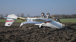 Ein Sportflugzeug liegt auf dem Rücken auf einem Acker. Es war kurz nach dem Start vom Flugplatz Worms abgestürzt. Der Fluglehrer und sein Schüler wurden verletzt