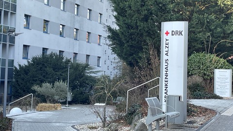 Der Eingang des DRK-Krankenhauses in Alzey. Die Klinik ist von Insolvenz bedroht, soll jetzt aber gerettet werden