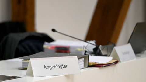 Der Platz eines Angeklagten und seines Verteidigers vor Gericht.