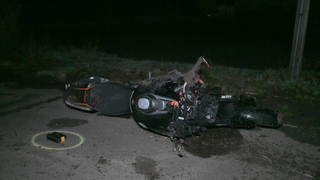 Der 57-jährige Motorradfahrer kam aus noch unbekannter Ursache von der Fahrbahn ab und stürzte so schwer, dass er noch an der Unfallstelle verstarb.