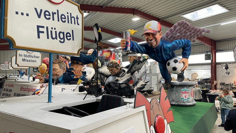 Motivwagen für den Mainzer Rosenmontagszug 2025: Jürgen Klopp hat durch seinen neuen Job bei Red Bull Flügel verliehen bekommen. 