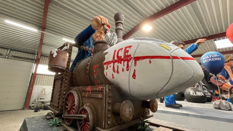 Verkehrsminister Wissing pinselt eine alte Dampflok zum ICE.