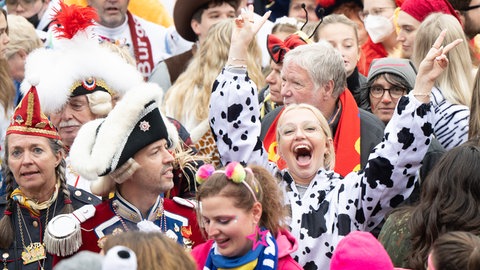 Tausende kostümierte Menschen feiern friedlich Fastnacht auf dem Mainzer Schillerplatz.