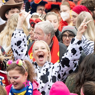 Tausende kostümierte Menschen feiern friedlich Fastnacht auf dem Mainzer Schillerplatz.