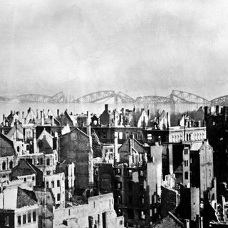 Häuserruinen und die zerstörte Eisenbahnbrücke von Mainz - vor 80 Jahren wurde die Stadt bombardiert