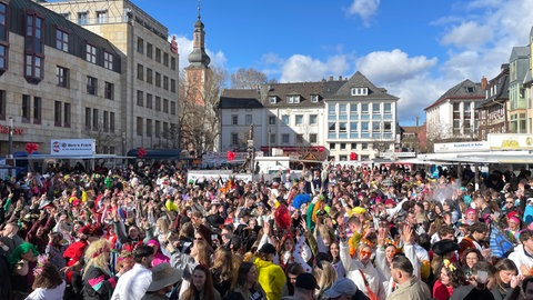 Weiberfastnacht 2025 in Bad Kreuznach: Der Narrenkäfig ist voll.