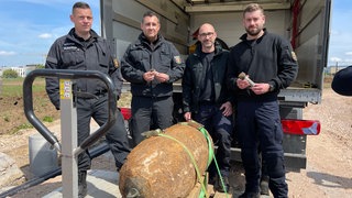 Die Männer des Kampfmittelräumdienstes mit der Weltkriegsbombe, die sie am Europakreisel in Mainz entschärft haben.