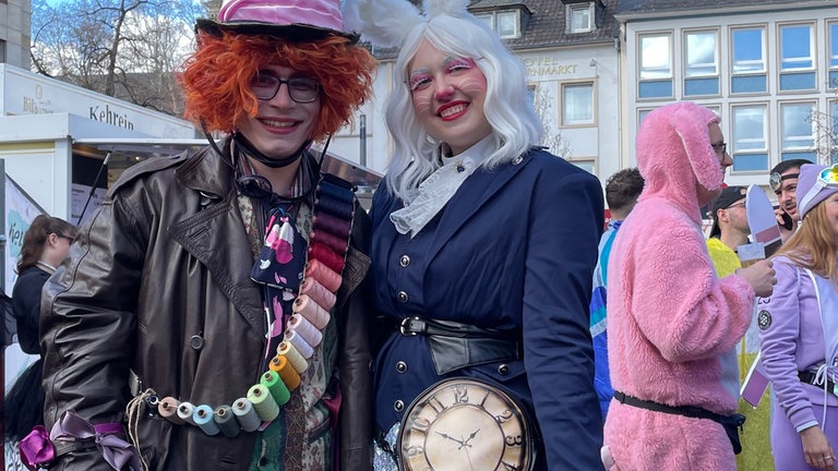 Im Narrenkäfig sind auch in diesem Jahr wieder viele Prominente - unter anderem der Hutmacher und das Weiße Kaninchen von Alice im Wunderland.