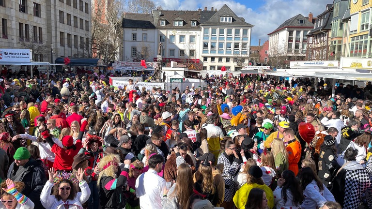 Um die 10.000 Menschen feiern bis in den Abend auf dem Kornmarkt.