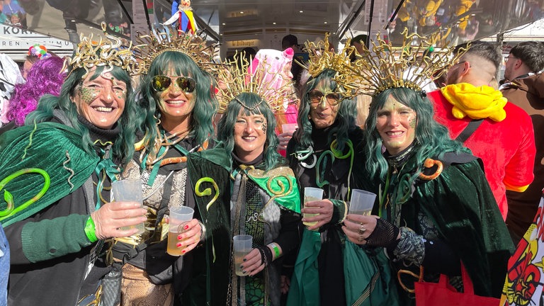 Im Narrenkäfig in Bad Kreuznach feiern die Narren und Närrinnen den Beginn der Straßenfastnacht.
