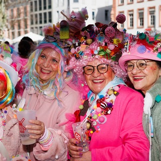Verkleidete Frauen feiern Weiberfastnacht auf dem Schillerplatz in Mainz. Traditionsgemäß begann die Weiberfastnacht am Donnerstag um 11:11 Uhr am Fastnachtsbrunnen.