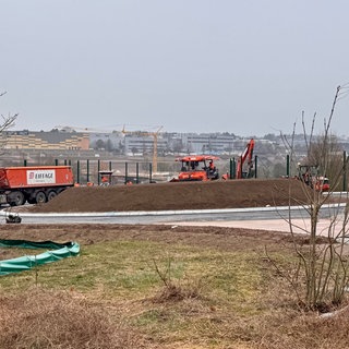 Baufahrzeuge am Kreisel in Alzey - unter anderem für das neue Werk von Eli Lilly