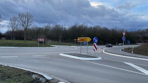 Die Zufahrt zum neuen Kreisel ist noch gesperrt. 