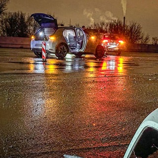 Wieder hat es auf der Schiersteiner Brücke bei Mainz-Mombach gekracht: Zwei demolierte Autos stehen in der Dunkelheit auf der Autobahn. 