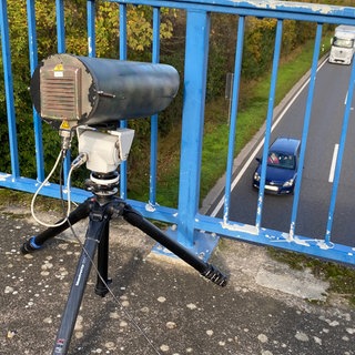 Die Monocam nimmt speziell Autofahrer auf, die am Steuer ihr Handy benutzen.