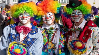 Drei Clowns auf dem Rosenmontagszug in Mainz. Auch in diesem Jahr feierten alle friedlich.
