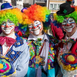 Drei Clowns auf dem Rosenmontagszug in Mainz. Auch in diesem Jahr feierten alle friedlich.