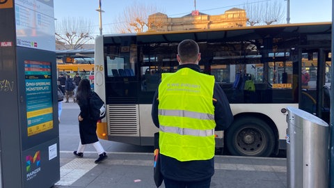 Mitarbeiter informieren über die Gleisbauarbeiten am Münsterplatz.