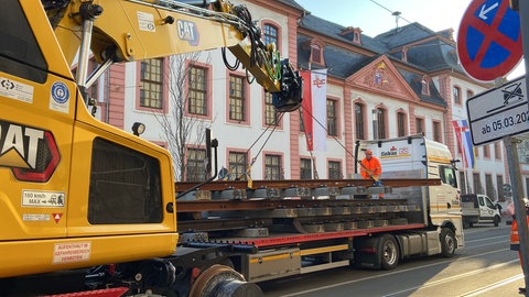 Die Schienen für den Straßenbahnausbau am Münsterplatz werden geliefert.